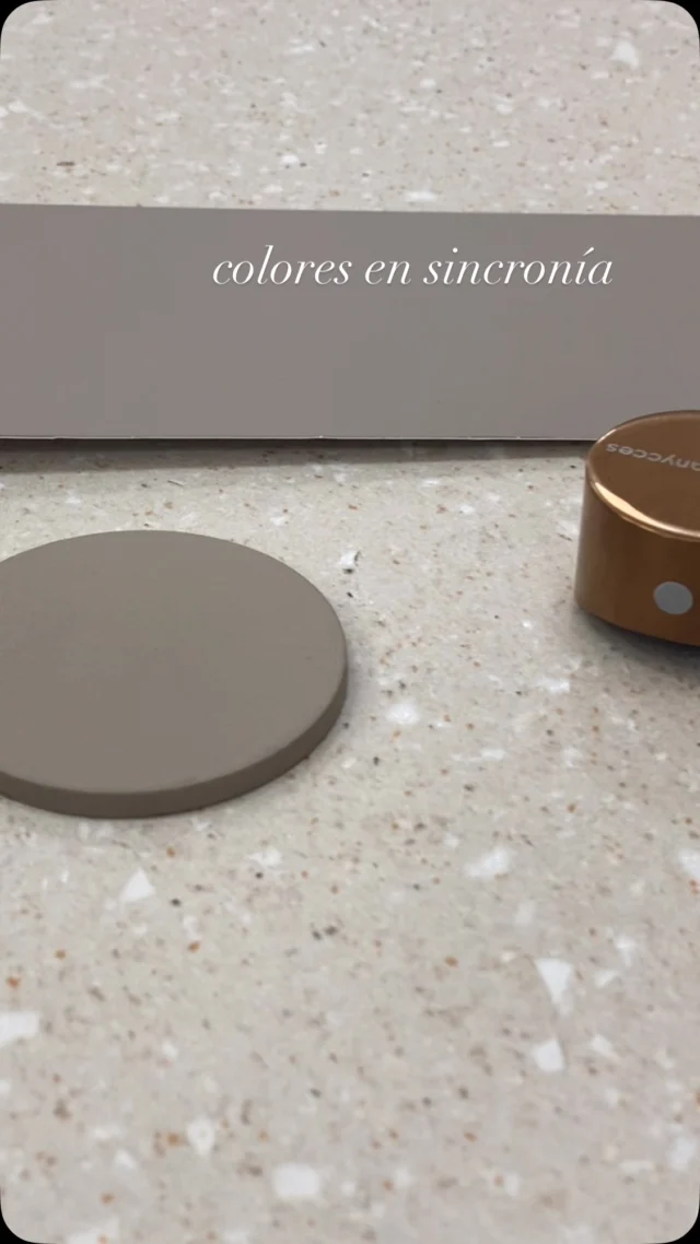 Hoy hemos preparado un proyecto que va a quedar espectacular 😍 
Suelo porcelánico Sassy de Tau aportando un toque sofisticado y moderno, la grifería en oro rosa cepillado de Sanycces añade un brillo sutil y elegante que realza los acentos del porcelánico. Hemos completado el conjunto con un plato de ducha a juego en color con el mueble de baño. Armonía perfecta para el día a día 🤎

@tauceramica_official @sanycces @duplach @chicandbath