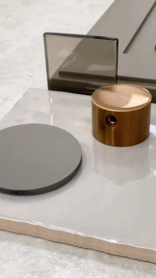 ✨ Así empezamos muy bien la semana…

Un diseño de baño elegante y armonioso donde cada detalle cuenta:

🟤 Mueble lacado en color taupe Londra de Kyrya

🛁 Plato de ducha a juego de Duplach

🔧 Grifería en oro rosa cobrizo de Sanycces

🟫 Mampara con vidrio bronce

🧱 Paredes revestidas con azulejo tipo manual de Cifre – con cantos irregulares y aguas de brillo que aportan carácter

🪨 Suelo de acabado cementoso de Tau

Diseño cálido, materiales con alma y una combinación que va a quedar espectacular 🤎

#interiorismo #bañosconencanto #diseñodeinteriores #materialesbonitos #duchaconestilo #kyrya #duplach #sanycces #cifre #tauceramica #gavilá